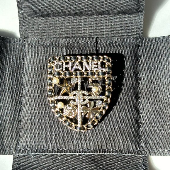 CHANEL 2023V GOLDEN CC LOGO BLACK LEATHER CHAIN SHIELD BROOCH PIN CHARM - Picture 3 of 16